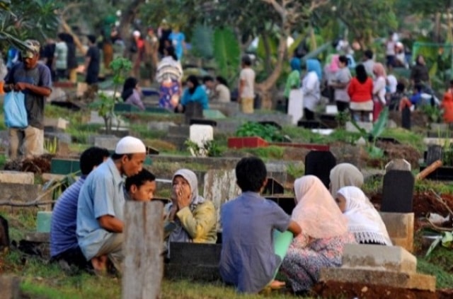 Tradisi Nyekar Makam Menjelang Ramadhan