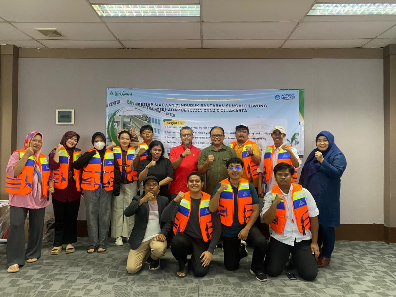 Tim dosen Universitas Binawan bersama warga peserta PkM