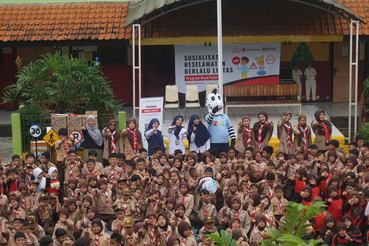 NFI selenggarakan penyuluhan keselamatan berlalu lintas Peserta penyuluhan keselamatan berlalu lintas foto bersama dengan pembicara dan panitia.