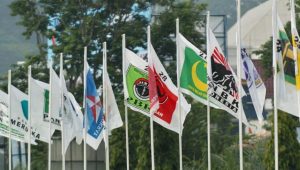 Bendera partai politik di pasang di salah satu sudut jalan menjelang pemilu.
