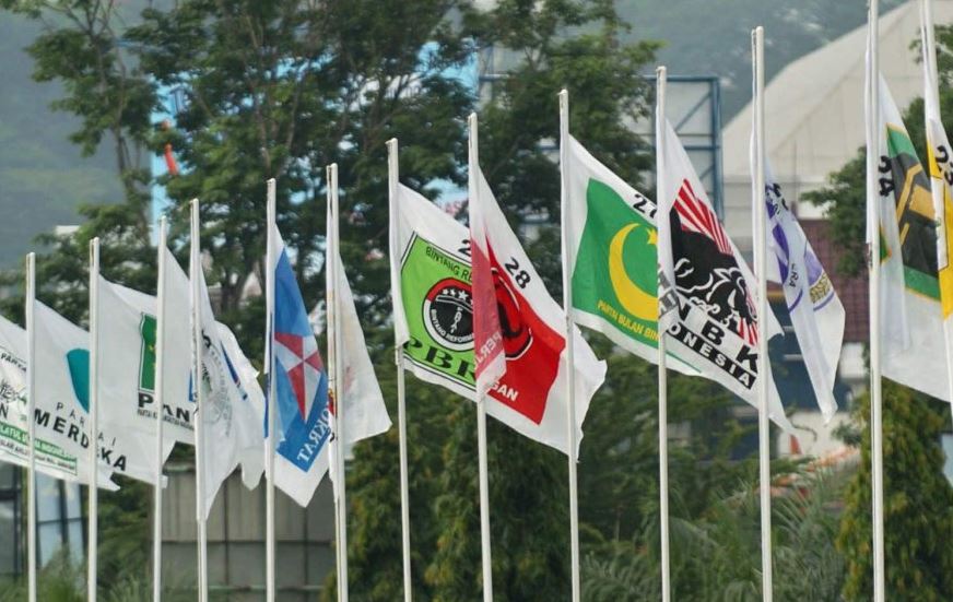 Bendera partai politik di pasang di salah satu sudut jalan menjelang pemilu.
