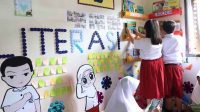 Siswa di Aceh Besar sedang merias ruang kelas untuk kegiatan literasi sekolah