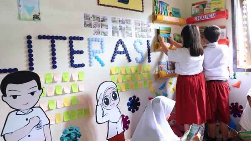 Siswa di Aceh Besar sedang merias ruang kelas untuk kegiatan literasi sekolah