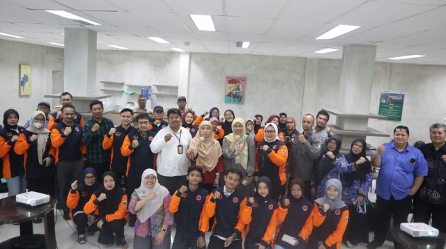 Peserta pelatihan melakukan foto bersama usai mengikuti kegiatan.