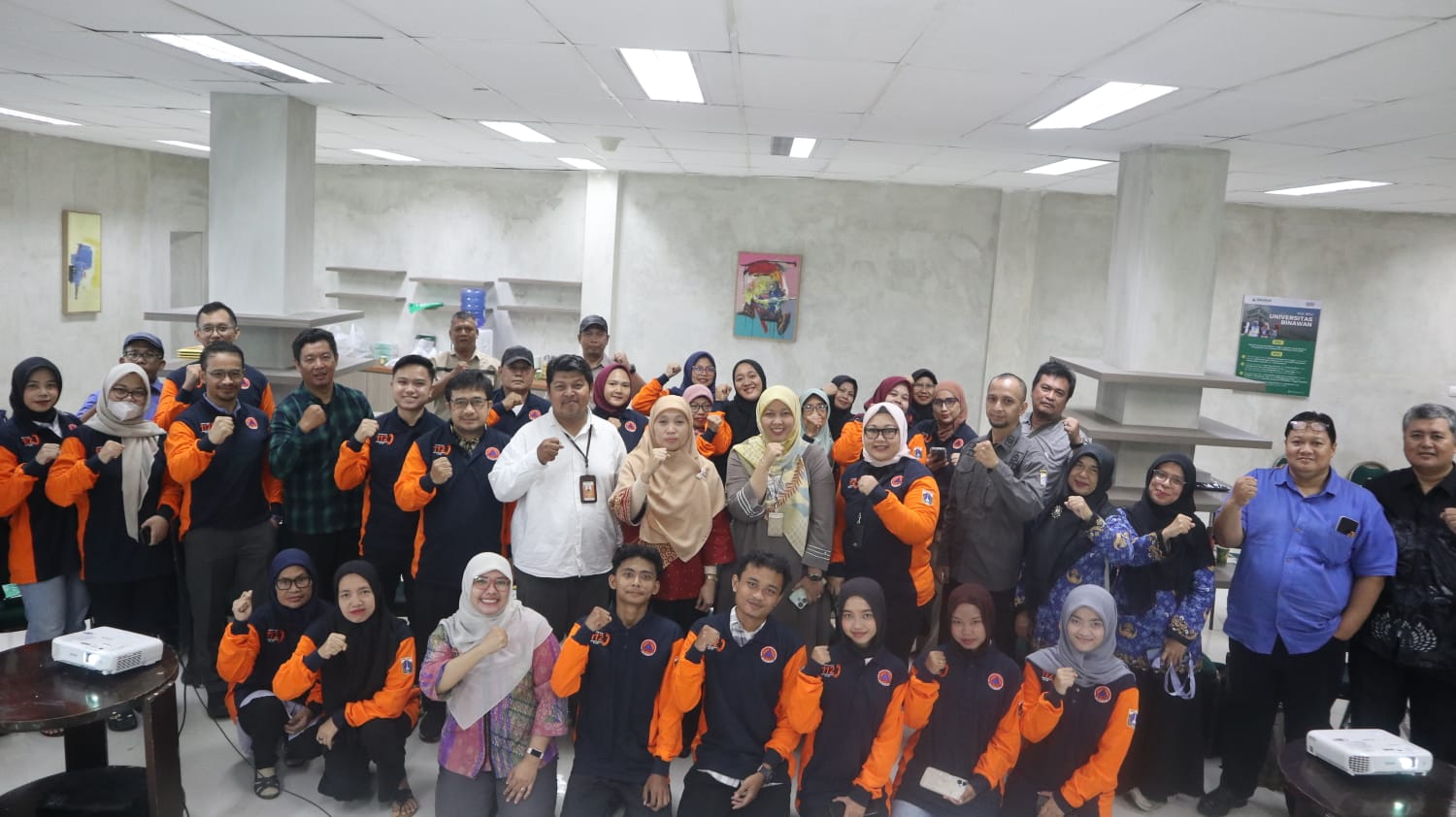 Peserta pelatihan melakukan foto bersama usai mengikuti kegiatan.