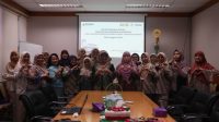 Plt Rektor Universitas Binawan, Prof. Henny Meidiana Suzana bersama para penerima hibah dana penelitian Kementristek Dikti.