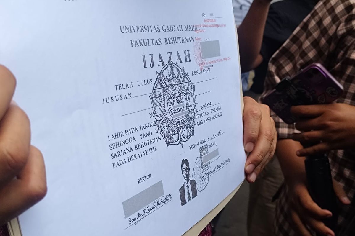 Foto salinan ijazah Joko Widodo yang menimbulkan perdebatan (foto Kompas - Singgih Wiryono)