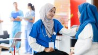Ilustrasi ibu hamil dan bidan (Foto-Getty Image)