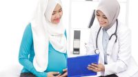 Ilustrasi ibu hamil dan bidan (Foto-Universitas Muhammadiyah Jakarta)