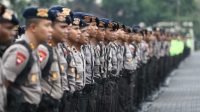 Polisi sedang berbaris dan siap melaksanakan kegiatan (Foto Arikamedia-id) Polisi sedang berbaris dan siap melaksanakan kegiatan (Foto Arikamedia-id)