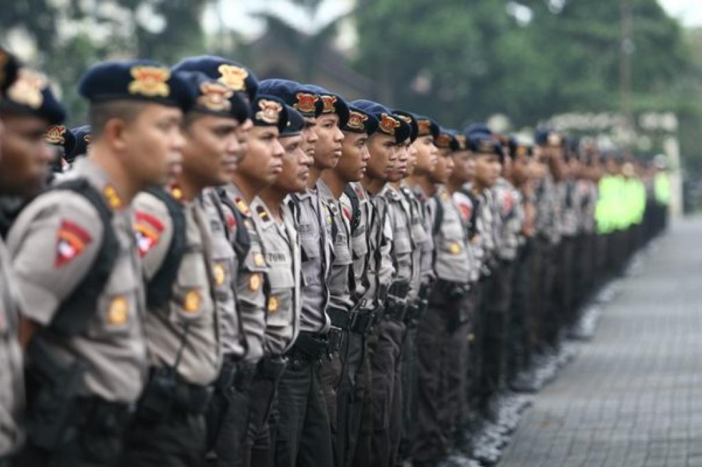 Polisi sedang berbaris dan siap melaksanakan kegiatan (Foto Arikamedia-id)