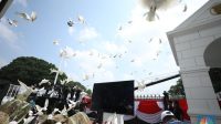Ratusan burung merpati dilepas saat upacara peringatan Hari Ulang Tahun RI ke 80 di Istana Negara (Foto CNBC Indonesia) Ratusan burung merpati dilepas saat upacara peringatan Hari Ulang Tahun RI ke 80 di Istana Negara (Foto CNBC Indonesia)
