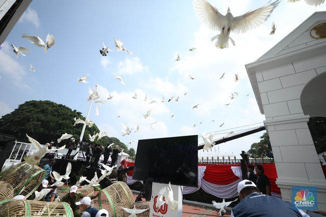 Ratusan burung merpati dilepas saat upacara peringatan Hari Ulang Tahun RI ke 80 di Istana Negara (Foto CNBC Indonesia)