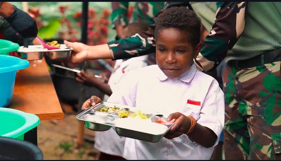 Salah satu siswa menerima paket makan bergizi gratis yang disediakan Pemerintah (Foto-Kemenhan RI)