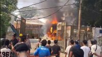 Api membakar salah satu bangunan semi permanen yang biasa ditinggali salah satu kelompok etnis di daerah Matraman (Foto Tangerang News) Api membakar salah satu bangunan semi permanen yang biasa ditinggali salah satu kelompok etnis di daerah Matraman (Foto Tangerang News)