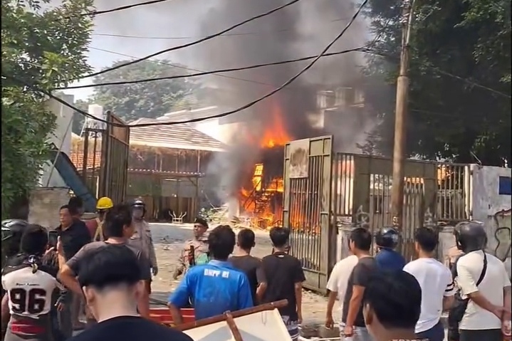 Api membakar salah satu bangunan semi permanen yang biasa ditinggali salah satu kelompok etnis di daerah Matraman (Foto Tangerang News)