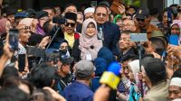 Dokter Tifa dan Roy Suryo di halaman Pengadilan Tinggi Jakarta Timur (Foto Suara Dot Com)