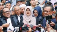 Dokter Tifa memberikan penjelasan kepada media usai menjalani persidangan di Pengadilan Negeri Jakarta Timur (Foto Realita dot co)
