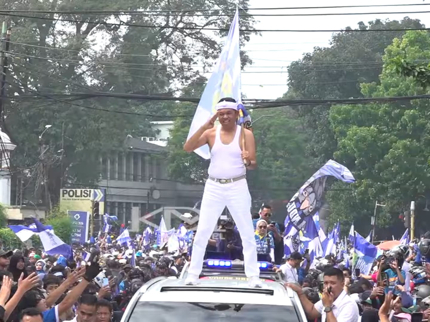Gubernur Jawa Barat Dedi Mulyadi saat mengikuti pawai kemenangan Persib beberapa waktu lalu (Foto Rubrika)