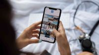 Ilustrasi orang sedang mencari informasi di telepon genggam. (Foto Beautynesia) Ilustrasi orang sedang mencari informasi di telepon genggam. (Foto Beautynesia)