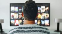 Ilustrasi seseorang sedang menyaksikan tayang televisi yang sering menampilkan orang-orang pemburu sensasi (Foto Merdeka dot com)