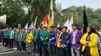 Mahasiswa dari berbagai perguruan tinggi bergandeng tangan saat melaksanakan aksi damai (Foto Kompas) Mahasiswa dari berbagai perguruan tinggi bergandeng tangan saat melaksanakan aksi damai (Foto Kompas)