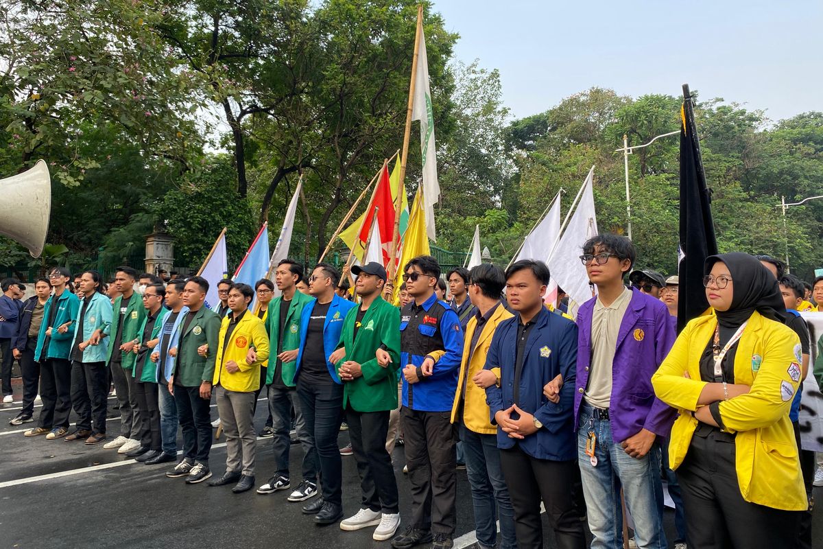 Mahasiswa dari berbagai perguruan tinggi bergandeng tangan saat melaksanakan aksi damai (Foto Kompas)