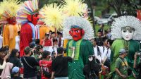 Ondel-ondel diarak masyarakat.