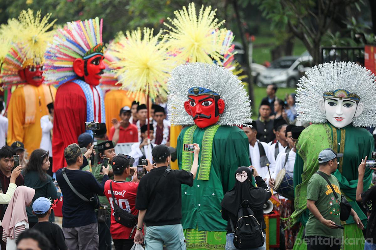 Ondel-ondel diarak masyarakat.