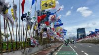 Penampakan bendera-bendera partai di salah satu ruas jalan (Foto Kompas) Penampakan bendera-bendera partai di salah satu ruas jalan (Foto Kompas)