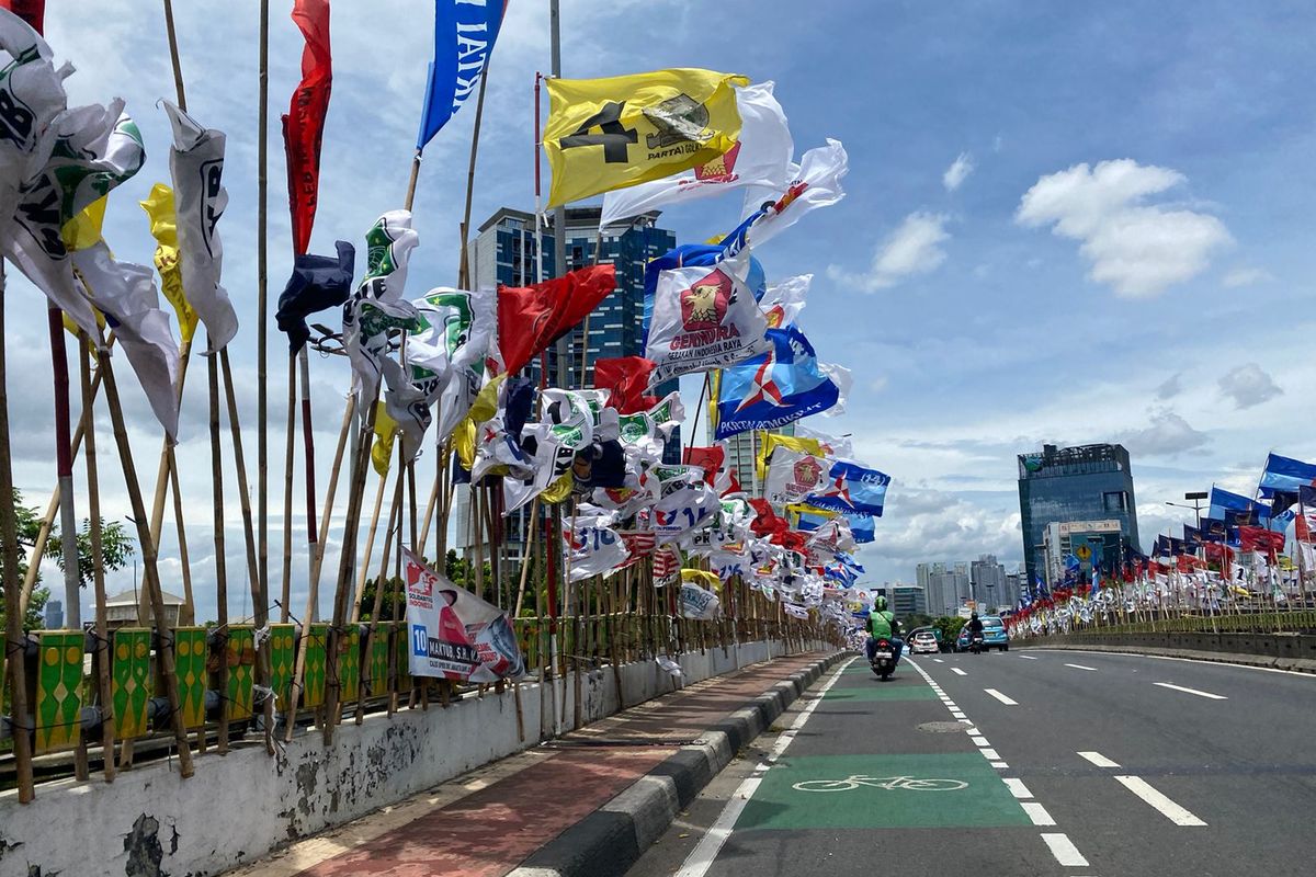 Penampakan bendera-bendera partai di salah satu ruas jalan (Foto Kompas)
