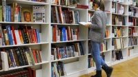 Pengunjung sedang membaca koleksi sebuah perpustakaan (Foto Kajian Pustaka dot Com)
