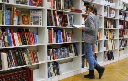 Pengunjung sedang membaca koleksi sebuah perpustakaan (Foto Kajian Pustaka dot Com)