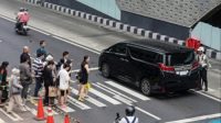 Sebuah kendaraan merek Alphard warna hitam menerobos lalu lintas di Halte TransJakarta Hotel Indonesia (Foto NNC NetralNews)