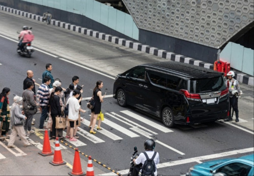 Sebuah kendaraan merek Alphard warna hitam menerobos lalu lintas di Halte TransJakarta Hotel Indonesia (Foto NNC NetralNews)