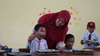 Guru sedang mendampingi murid menikmati paket Makanan Bergizi Gratis (Foto Badan Gizi Nasional) Guru sedang mendampingi murid menikmati paket Makanan Bergizi Gratis (Foto Badan Gizi Nasional)