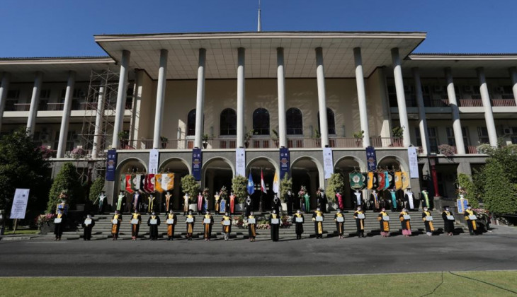 Kegiatan wisuda mahasiswa di halaman Gedung Rektorat UGM (Foto UGM)