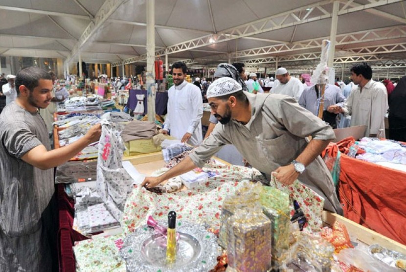 Pedagang sedang melayani pembeli di sebuah pasar (Foto Republika)