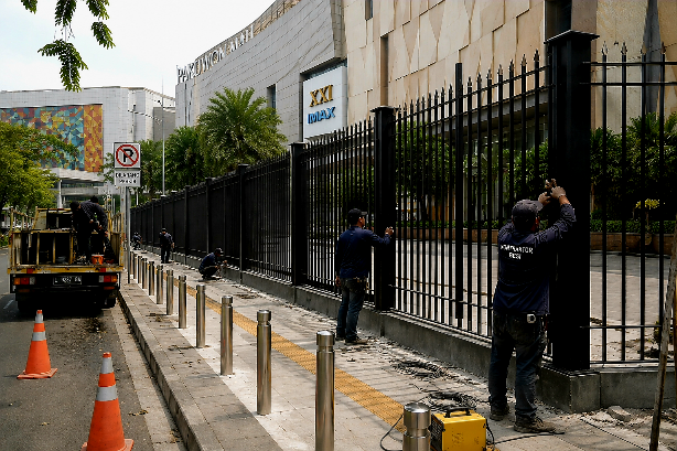 Pekerja sedang mendirikan pagar besi di sekeliling pusat perbelanjaan (Foto KilasJatim dot com)