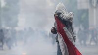 Pelajar STM di Jakarta membawa bendera merah putih saat mengikuti aksi demonstrasi di depan Gedung DPR-MPR-DPD RI beberapa waktu lalu (Foto Suara dot com)