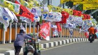 Bendera partai politik terpasang di salah satu ruas jalan (Foto TEMPO) Bendera partai politik terpasang di salah satu ruas jalan (Foto TEMPO)