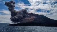 Kondisi Gunung Anak Krakatau ketika erupsi mengeluarkan material vulkanik (Foto Okezone dot com)