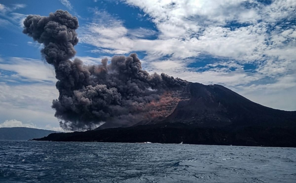 Kondisi Gunung Anak Krakatau ketika erupsi mengeluarkan material vulkanik (Foto Okezone dot com)