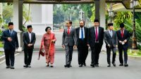 Tokoh politik Indonesia jalan bersama di halaman istana negara (Foto Suara dot com) Tokoh politik Indonesia jalan bersama di halaman istana negara (Foto Suara dot com)