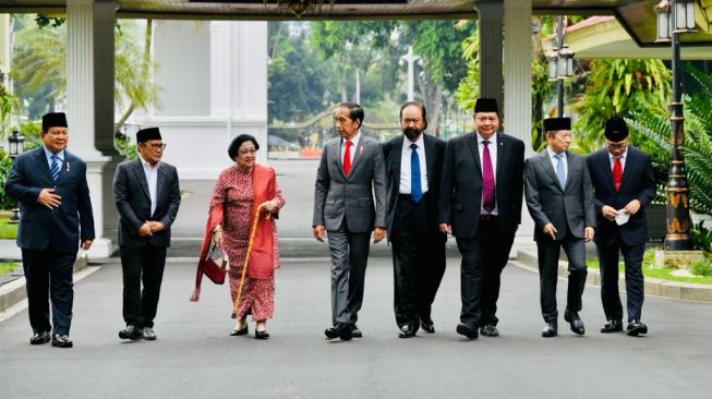 Tokoh politik Indonesia jalan bersama di halaman istana negara (Foto Suara dot com)